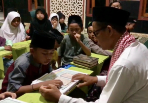 Antara Tugas dan Ibadah, Kisah Inspiratif Aiptu Maryono Polisi Yang Juga Guru Ngaji