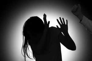 Polisi Buru Pelaku Penganiayaan Wanita di Halte Transjakarta Taman Anggrek